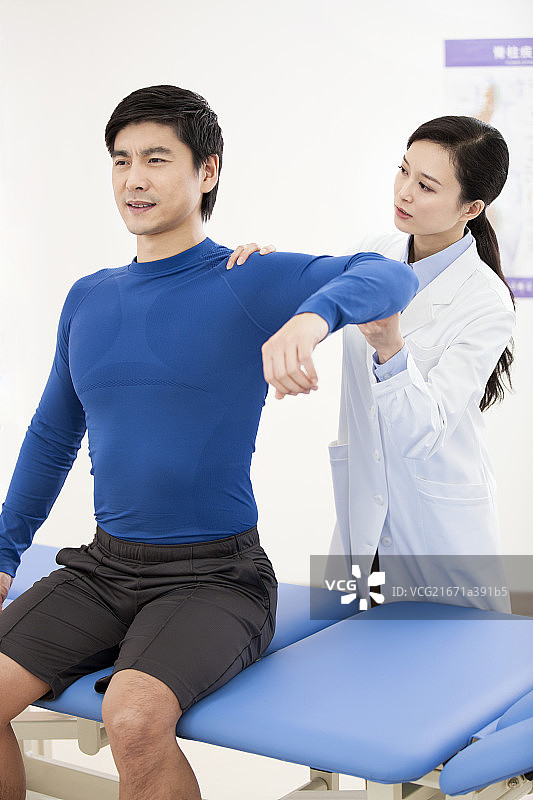 医生给病人做检查图片素材