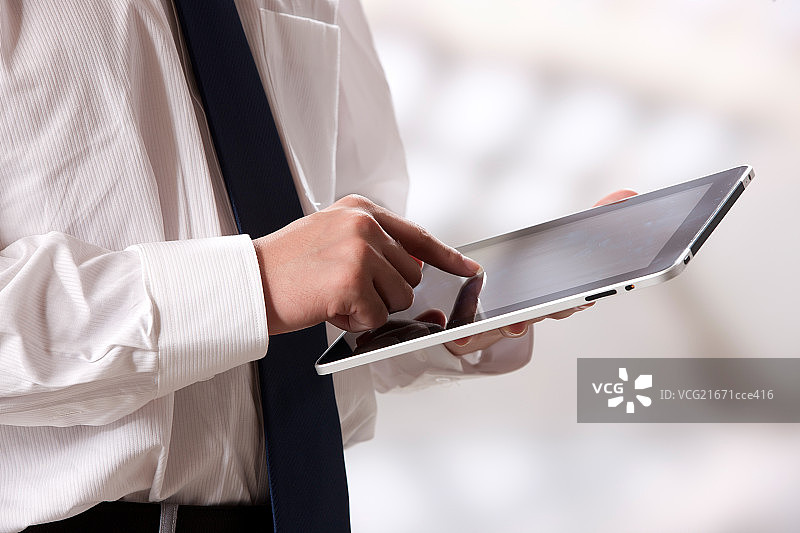 青年商务男士在办公室里看电脑图片素材