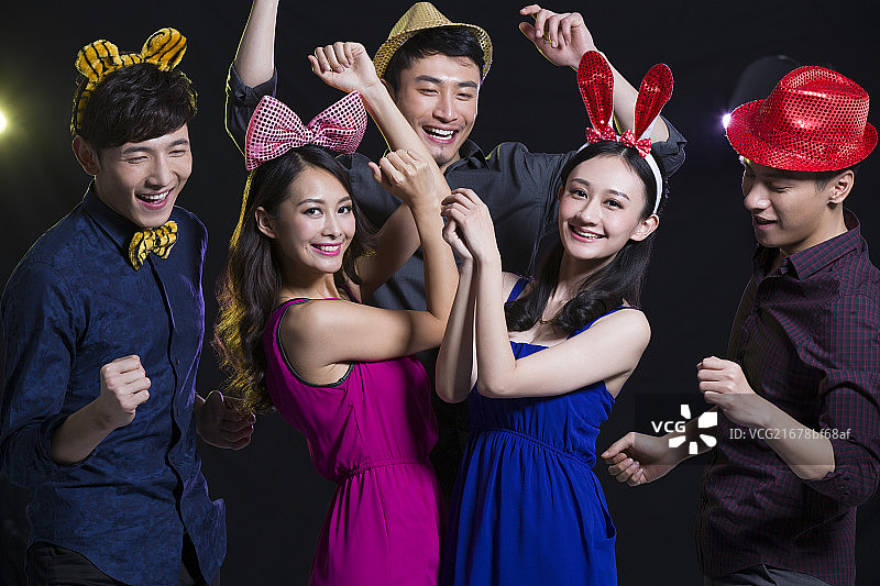 时尚的年轻人跳舞图片素材