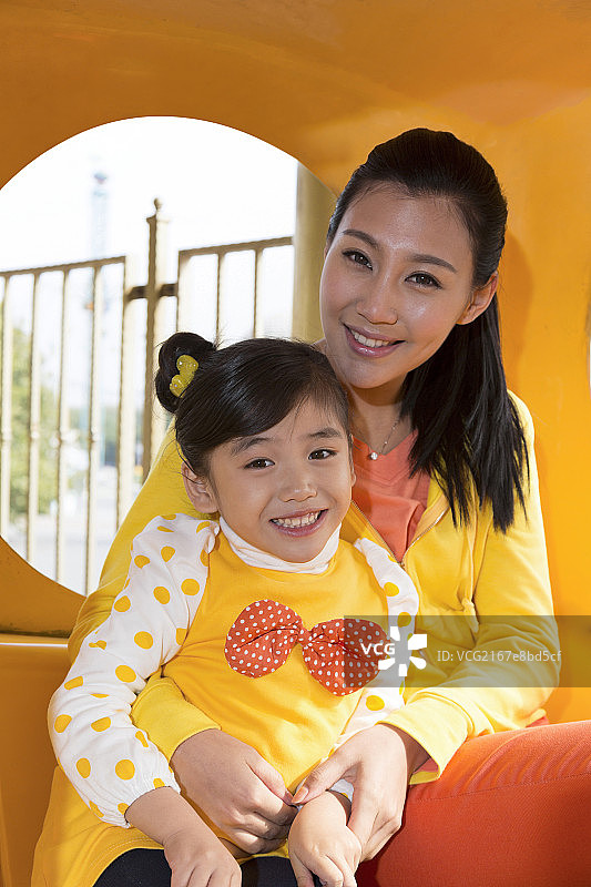 母女在游乐园坐旋转马车图片素材