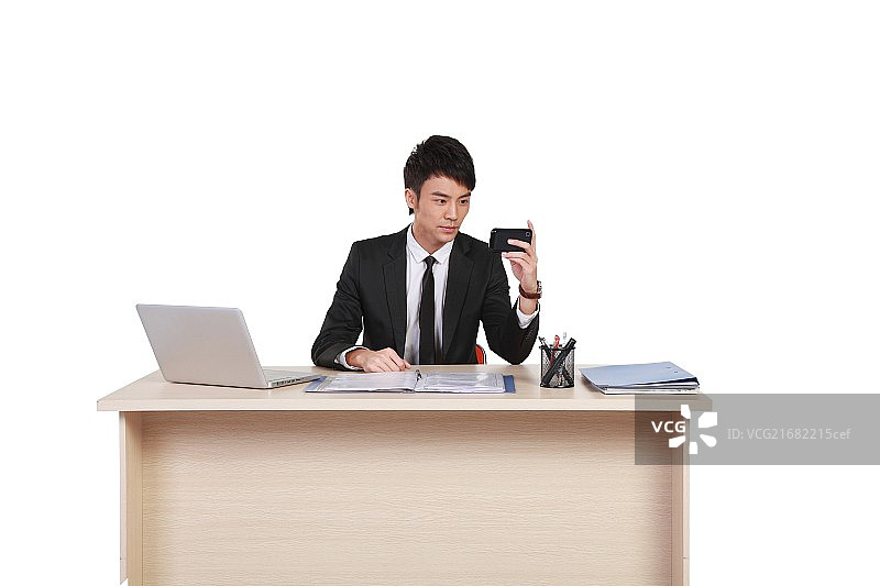 用手机看视频的商务男图片素材