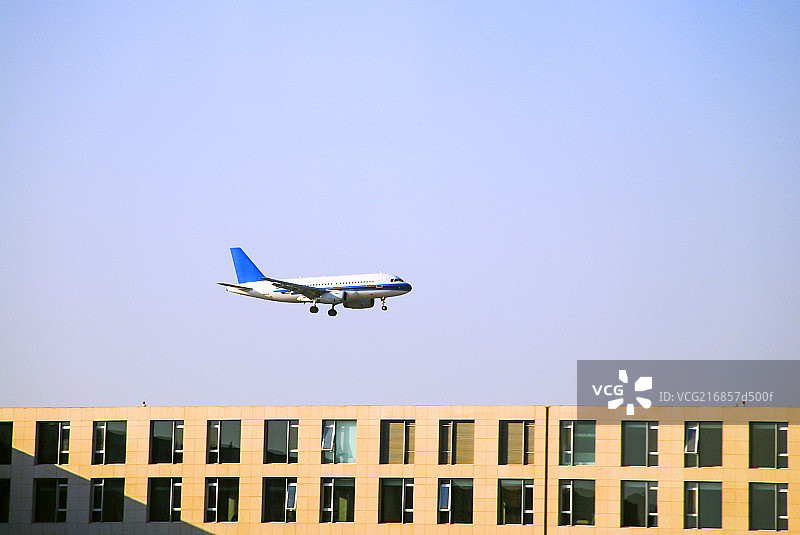 飞机飞越楼顶图片素材