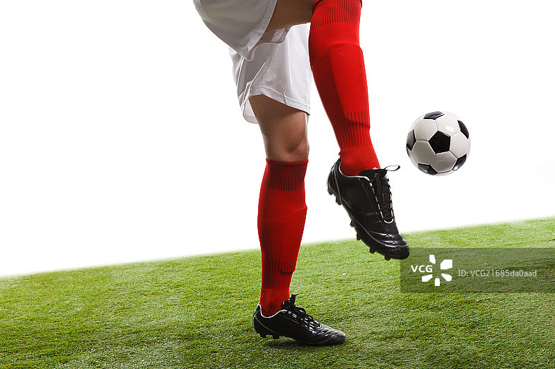 足球运动员踢球图片素材