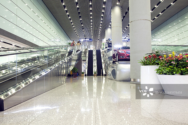 机场明亮大厅中的电动扶梯图片素材