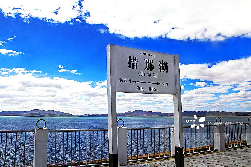 中国西藏高原蓝天白云下的青藏铁路那曲站图片素材