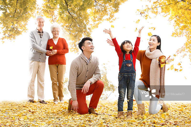 幸福家庭户外玩耍图片素材