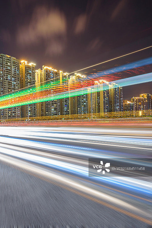 穿梭的车流图片素材