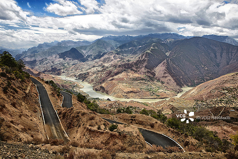 中国云贵高原的山路图片素材