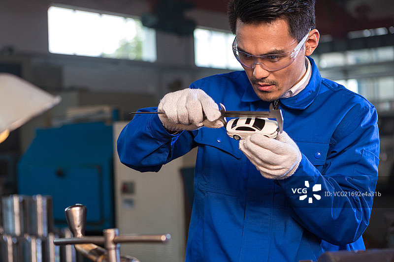 车间工人在工作图片素材