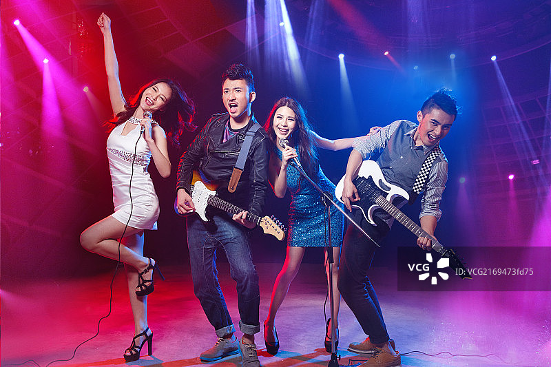 年轻人在酒吧唱歌跳舞图片素材