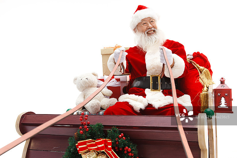 圣诞老人驾着雪橇派送礼物图片素材