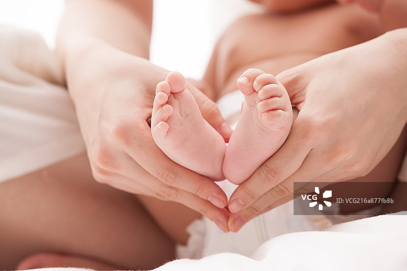 妈妈抓着孩子的脚图片素材