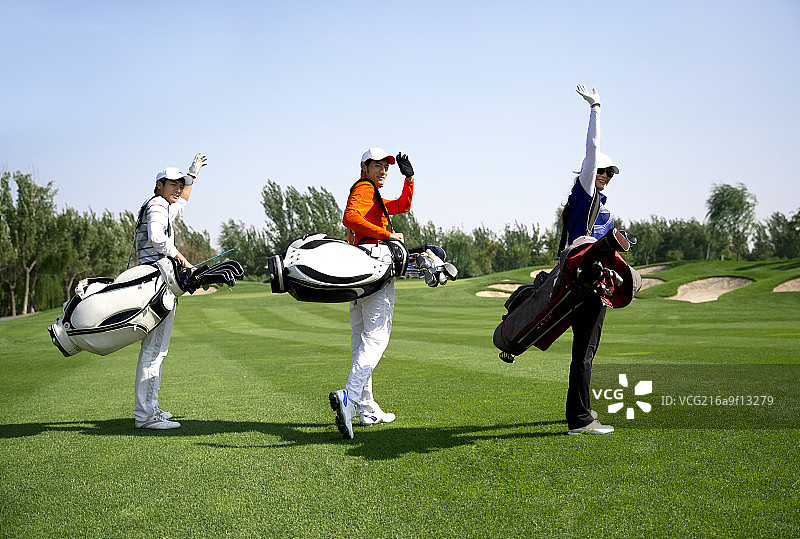 背着高尔夫球包的青年男人图片素材