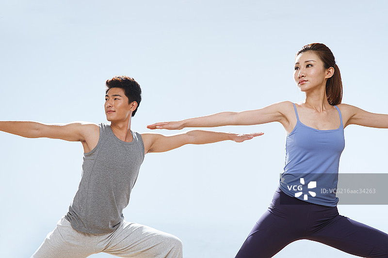 做瑜伽的青年情侣图片素材