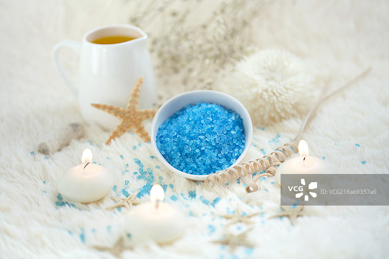放在桌子上的精油 蜡烛 浴盐图片素材