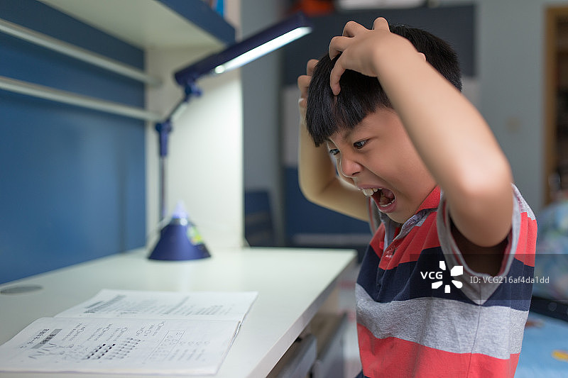 儿童在家里写家庭作业图片素材