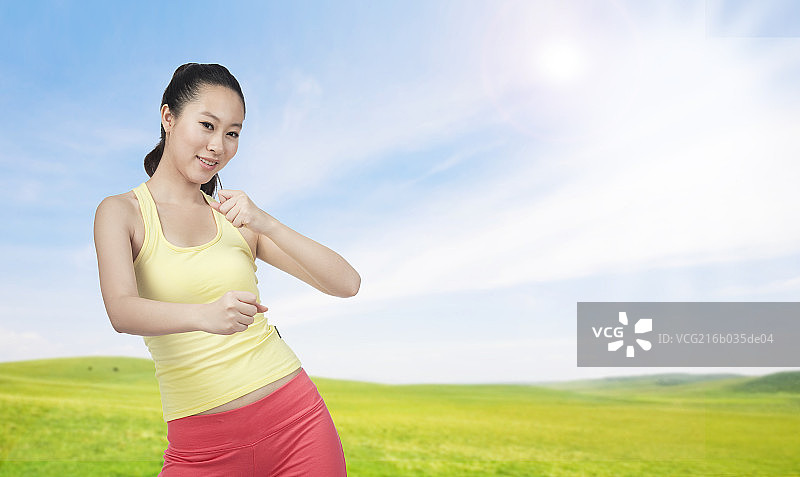 棚拍年轻女人举哑铃图片素材