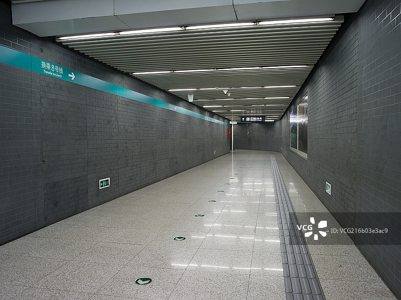 北京地铁换乘站地下行人通道图片素材