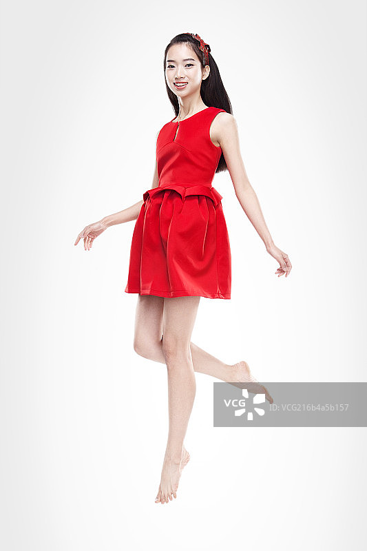 穿红衣服的时尚女青年图片素材