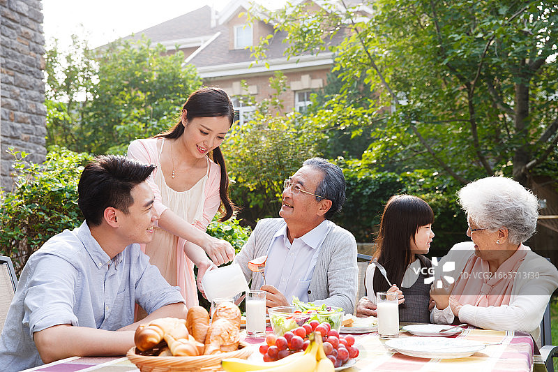 快乐家庭在户外吃早餐图片素材