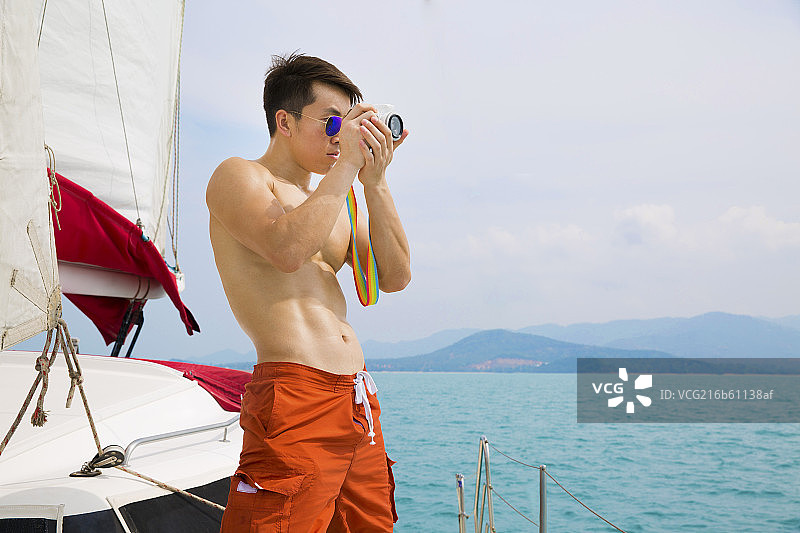 青年男人海上度假图片素材