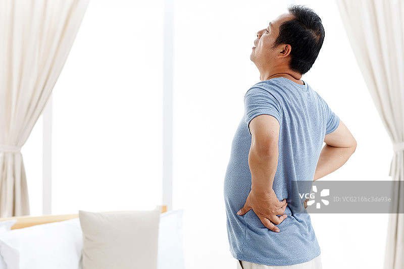 身体疼痛的中年男人图片素材