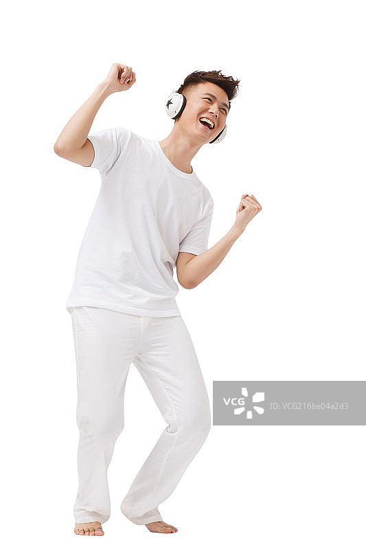 正在听音乐的青年男人图片素材