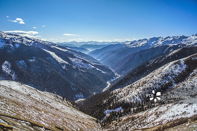 横断山区雪山峡谷森林风光及远眺四姑娘山图片素材