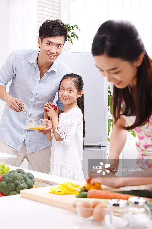 一家三口在厨房做饭图片素材