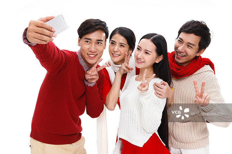 时尚的青年男女使用手机拍照图片素材