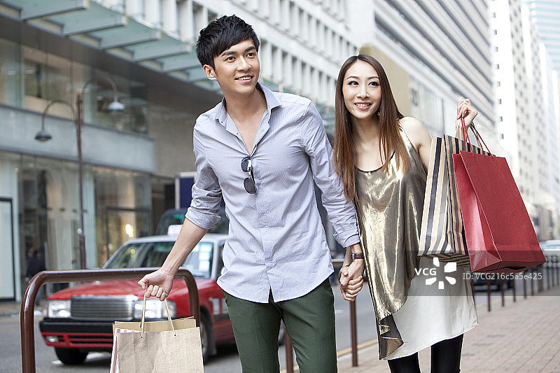 年轻情侣香港购物图片素材