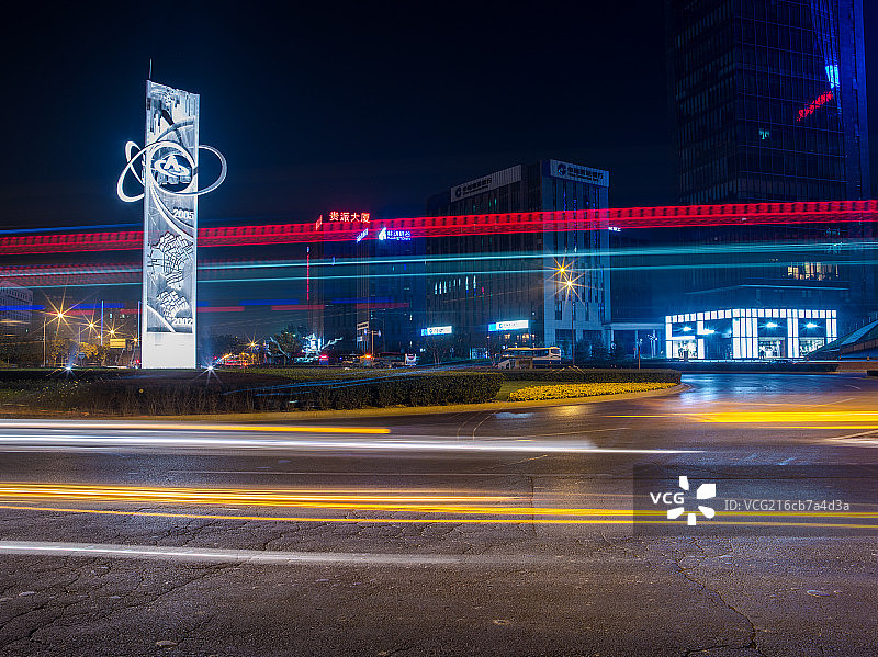 北京经济技术开发区（亦庄）夜晚城市道路与地标建筑图片素材