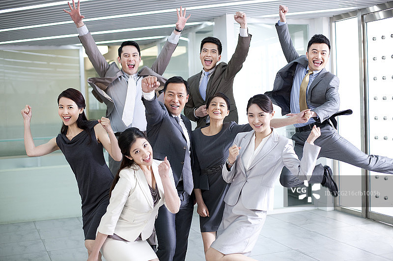 兴奋的商务人士振臂欢呼图片素材