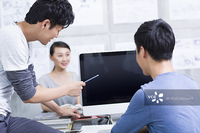 年轻同事讨论工作图片素材