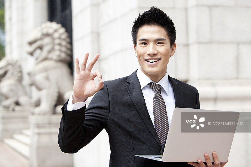 快乐商务男士与笔记本电脑图片素材