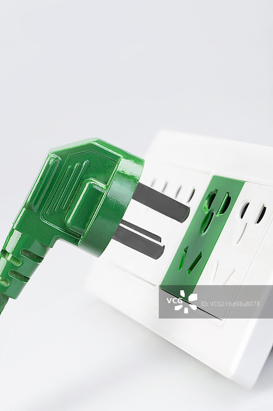 放在桌子上的电源插口图片素材