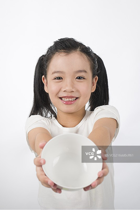 向前方展示空饭碗的小女孩图片素材