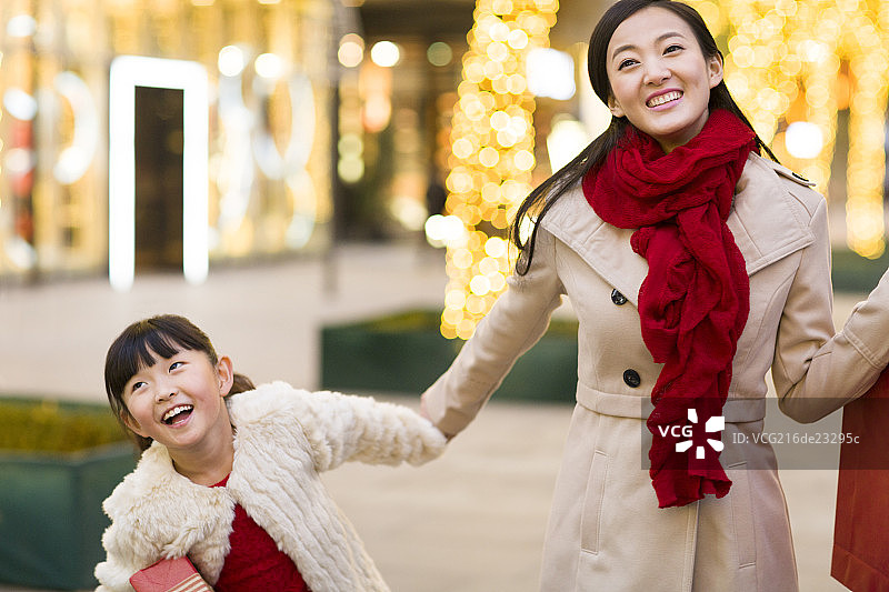 母女俩逛街图片素材