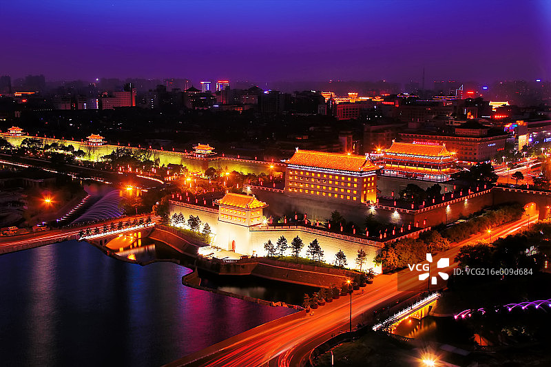 西安地标南门永宁门箭楼城墙汽车尾灯水图片素材