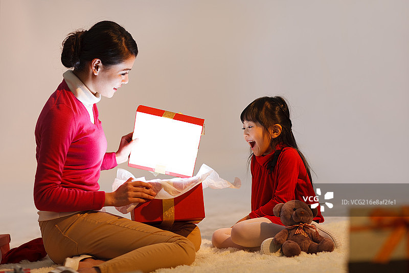 东方家庭过圣诞节图片素材