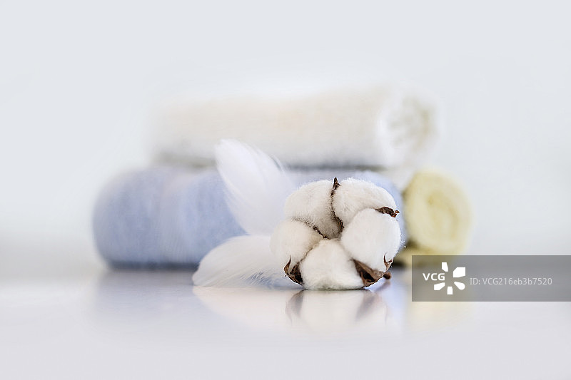 放在桌子上的棉花和毛巾图片素材