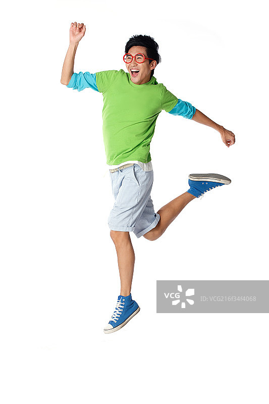 时尚活力的年轻男孩跳跃图片素材