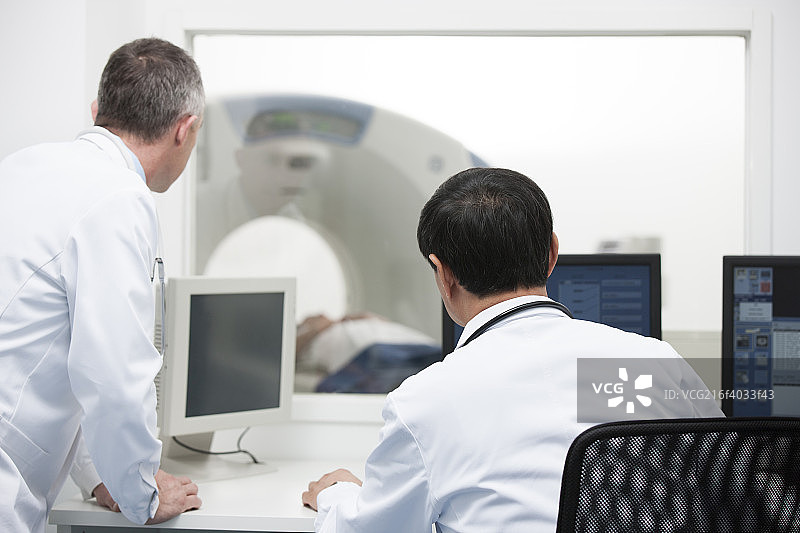 工作中的医生图片素材