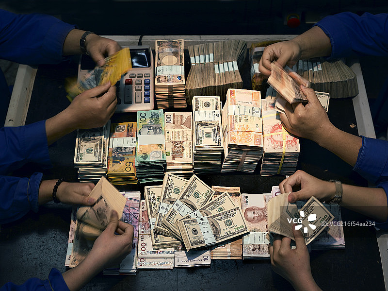 银行金库点钞图片素材