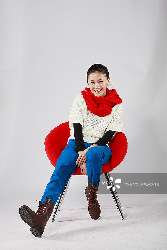 坐在红沙发上的女人图片素材