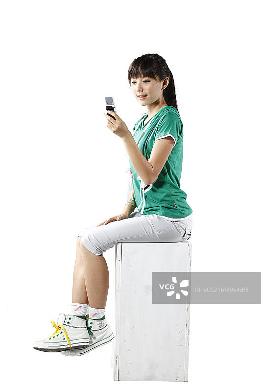 坐在椅子上玩手机图片素材