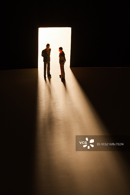 商务人士站在门口图片素材