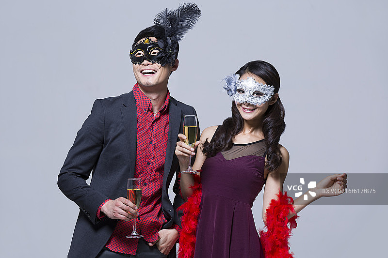 年轻情侣参加化装舞会图片素材