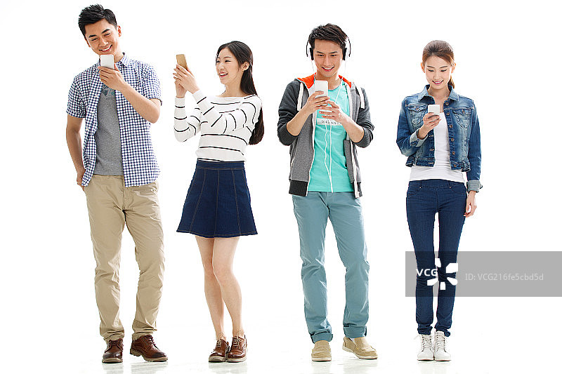 四个大学生在使用手机图片素材