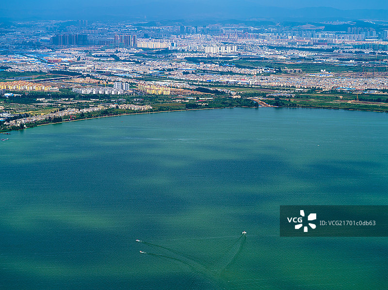 云南昆明西山森林公园山顶鸟瞰城市建筑群图片素材